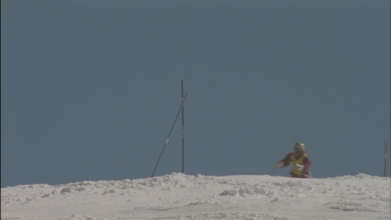 스키 선수가 장대 주위를 스키를 탄다