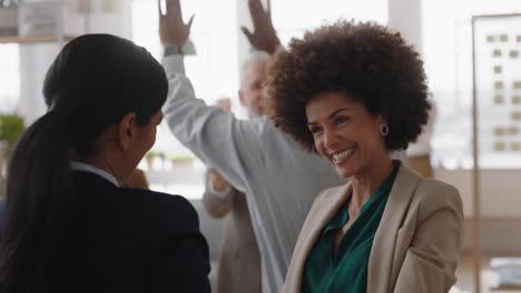 Gente-De-Negocios-Feliz-Celebrando-La-Exitosa-Victoria-Corporativa-Colegas-Abrazándose-En-Una-Reunión-De-Oficina-Disfrutando-Del-éxito-Del-Trabajo-En-Equipo