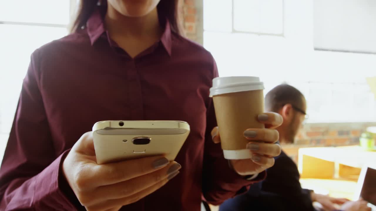 Dirigente che usa il telefono cellulare in ufficio 4K