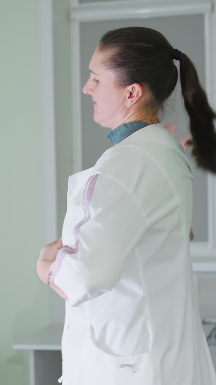 médica de raza blanca consultando a una paciente en su escritorio, con una sonrisa amable, con las manos sobre papeleo y un teclado, con un gesto amable y tranquilizador, revisando la cita y la documentación, en un entorno profesional tranquilo