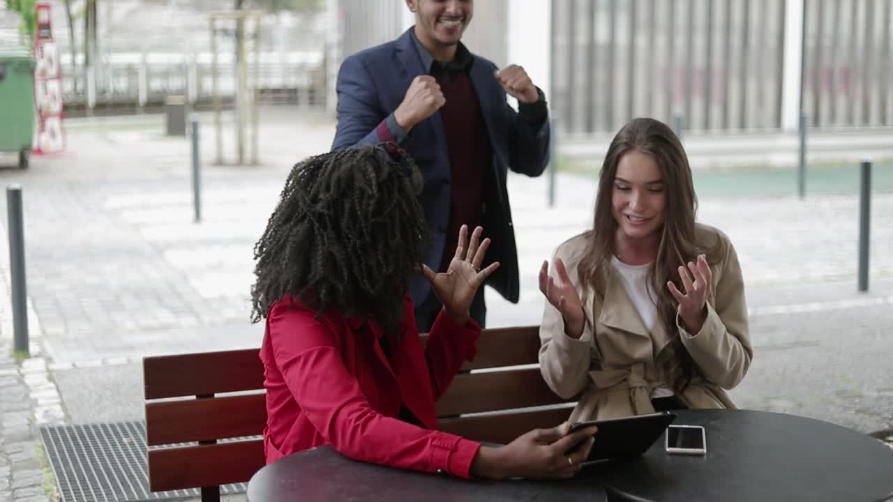 la gente mirando la tableta, encontrando la solución del problema, saludando