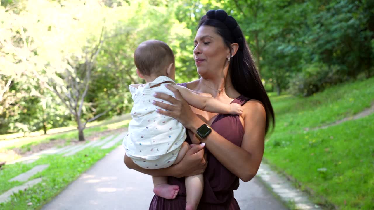 madre y bebé en el parque