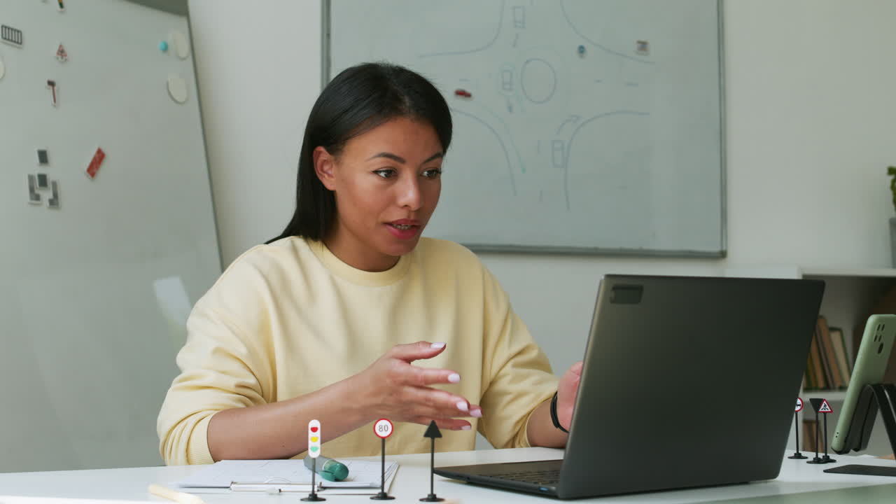 hombre enseñando en línea