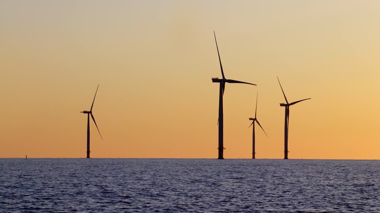 기술과 자연의 조화로운 교차점 태양이 넓은 바다 위에 서는 것처럼