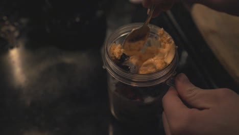 poner el helado en el frasco junto con los otros ingredientes para batido
