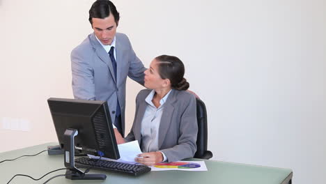 equipo de negocios trabajando con una computadora