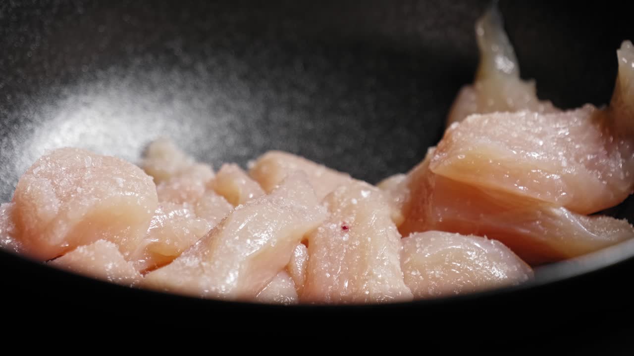 pechuga de pollo fresca cruda sazonada con sal, pimienta, ajo en polvo, paprika y aceite de oliva