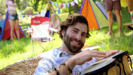 hombre hipster tocando un instrumento musical