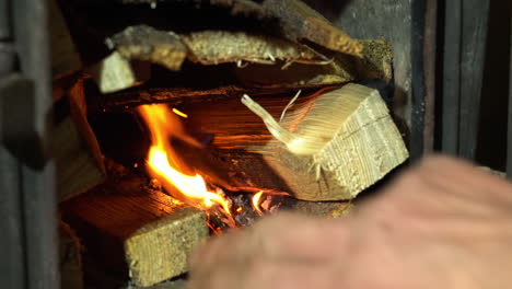 Quema-De-Leña-En-La-Chimenea-Para-Calentar-La-Casa,-Temporada-De-Calefacción