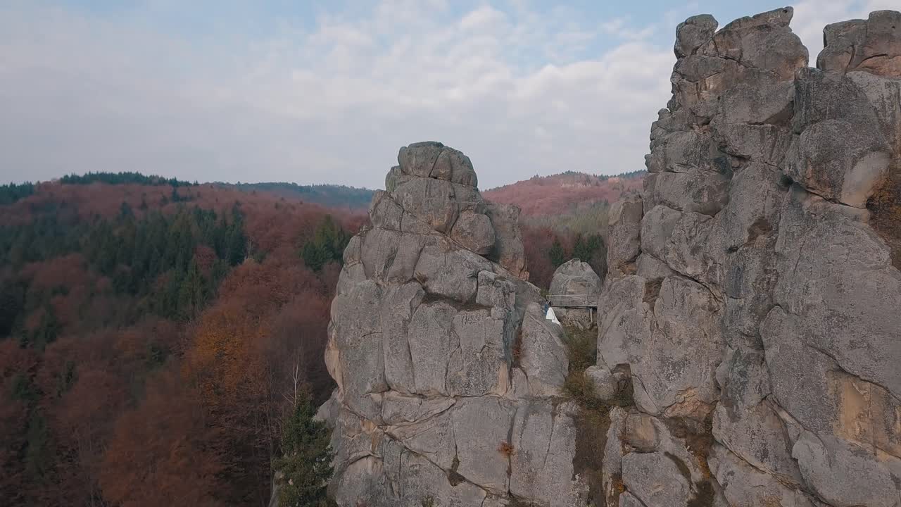 los recién casados están en una ladera alta de la montaña. el novio y la novia.