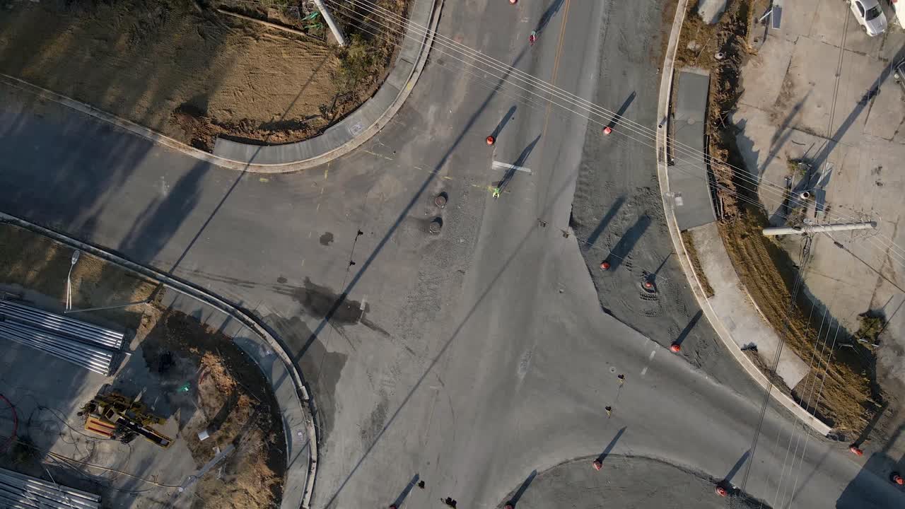 건설 교차로에서 자전거 라이더의 드론 공중 회전