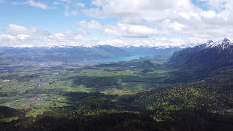 Muy-Bonita-Vista-De-Un-Impresionante-Paisaje-Suizo-Con-Lagos-Azules-Cristalinos-Y-Alpes-Nevados