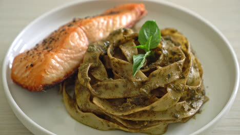 Pasta-Casera-De-Espagueti-Fettuccine-Al-Pesto-Con-Filete-De-Salmón-A-La-Parrilla