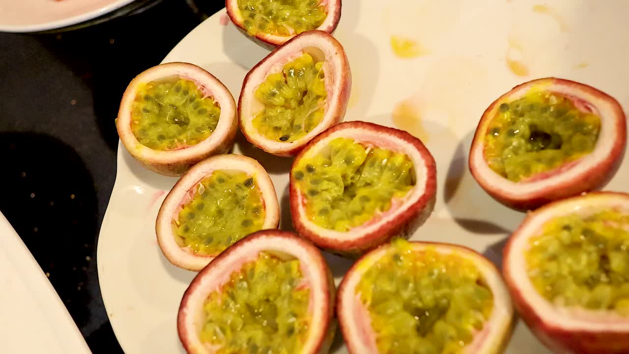 Udskårne passionsfrugter anrettet på en tallerken