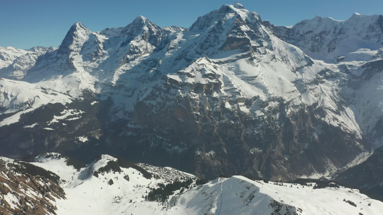 Panoramica verso l'alto su un bellissimo paesaggio montano innevato