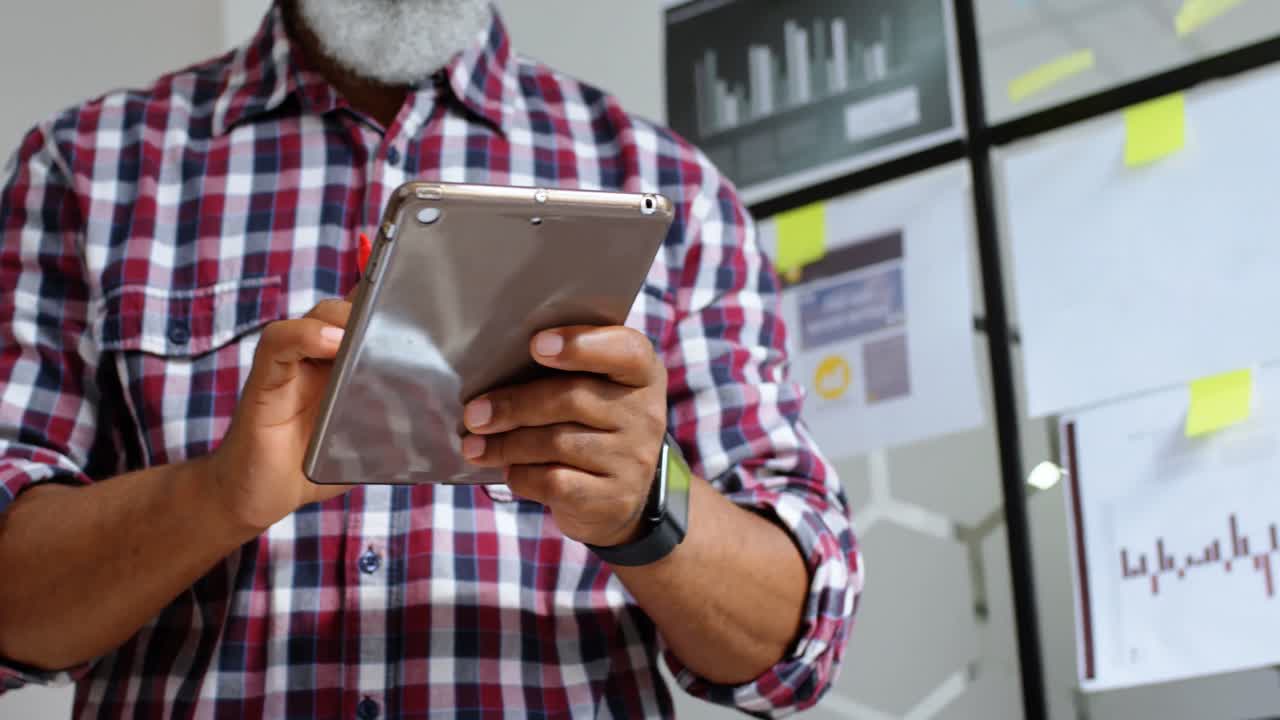 ejecutivo masculino de alto nivel usando tableta digital 4k