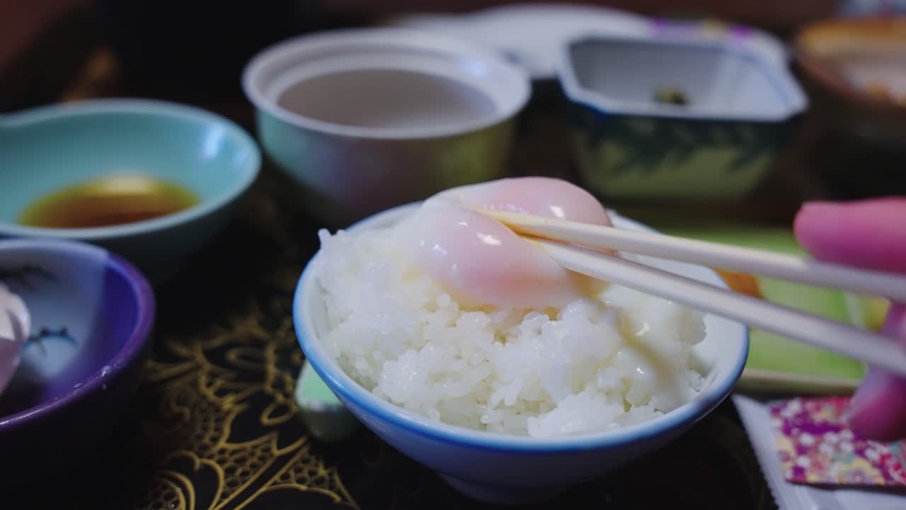 huevo onsen sobre arroz, tamagokake es un plato japonés sencillo