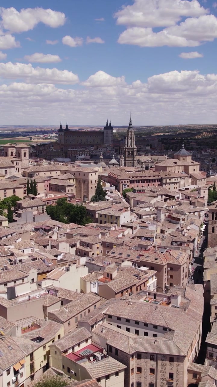 Pystysuuntainen ilmakuva Toledosta, Unescon maailmanperintökaupungista Espanjassa.