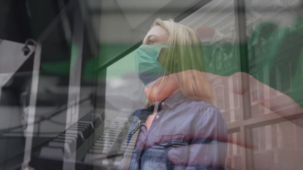 animación de manos usando computadora sobre mujer caucásica con máscara facial