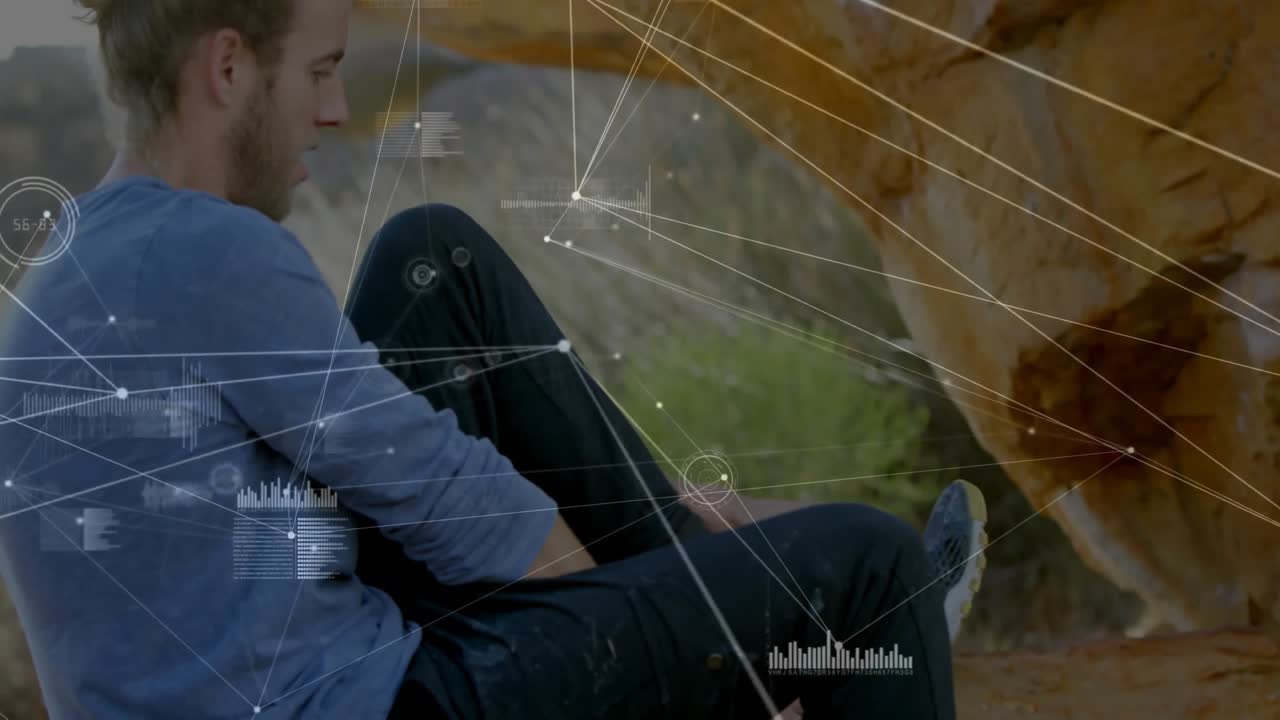 Un escursionista inizia la preparazione per l'escursione allacciando e fissando una scarpa, mentre delle sovrapposizioni HUD visualizzano le statistiche dell'equipaggiamento.