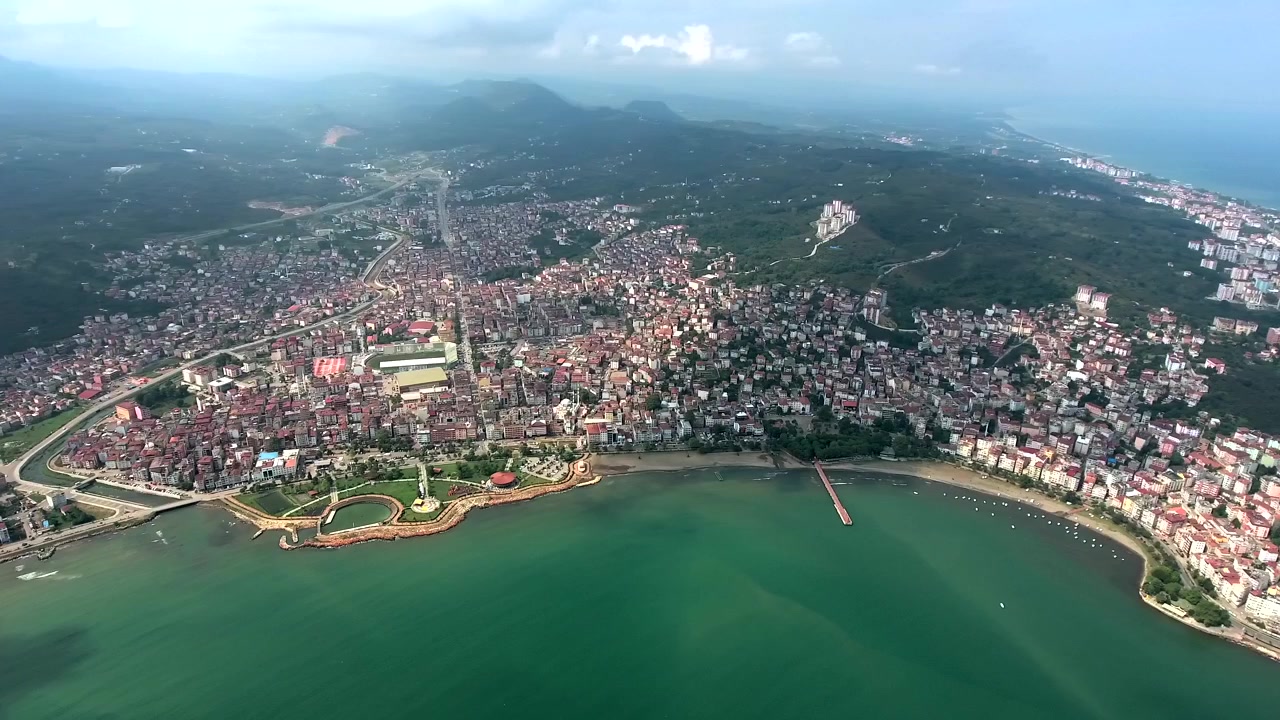 Kıyı Şehri ve Limanın Hava Manzarası