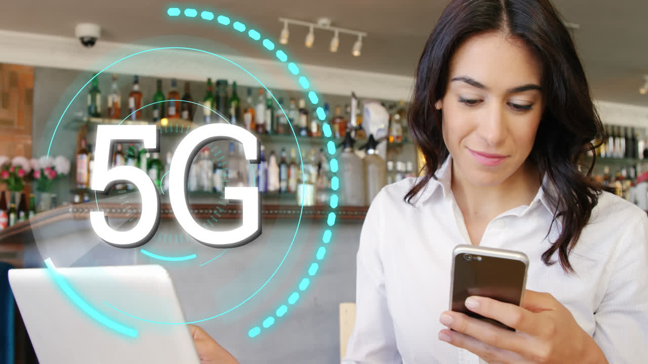 texto 5g sobre escáner redondo de neón contra el retrato de wpman caucásico hablando en teléfono inteligente