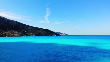 Increíble-Océano-Azul-Y-Montañas-En-Agia-Kiriaki,-Kefalonia,-Grecia---Toma-Aérea-De-Drones