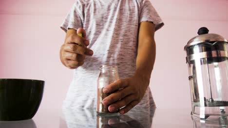 Hombre-Haciendo-Café-Con-Cafetera-De-Prensa-Francesa-En-Casa