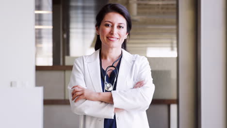 una doctora hispana con bata de laboratorio