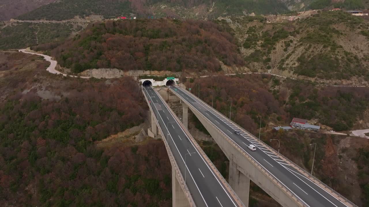 Immagine drone di una strada sopraelevata e di un tunnel nella Grecia remota