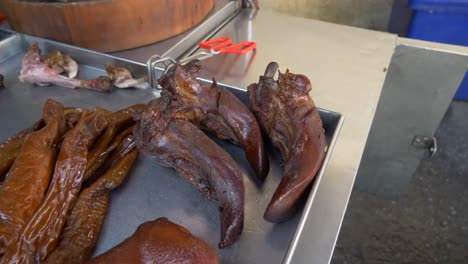 lengua de cerdo cocida en salsa de soja para la venta en el mercado de comida callejera asiático de tailandia documental de recetas de cocina