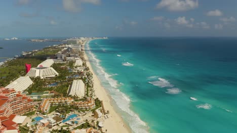 Vista-Aérea-De-Las-Hermosas-Playas-De-Cancún-En-Un-Caluroso-Día-De-Verano