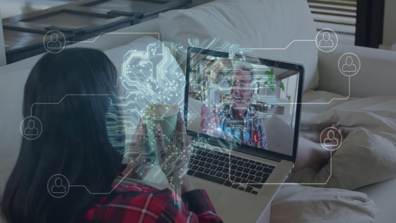 animación de una placa base de computadora brillante con una red de iconos sobre una mujer en una videollamada con una computadora portátil