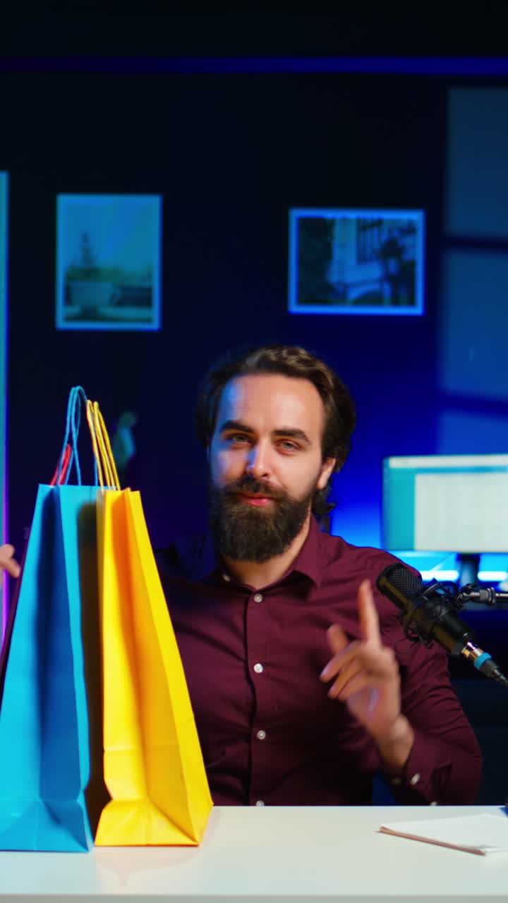 Vídeo vertical. Influencer alegre presentando bolsas de la compra coloridas