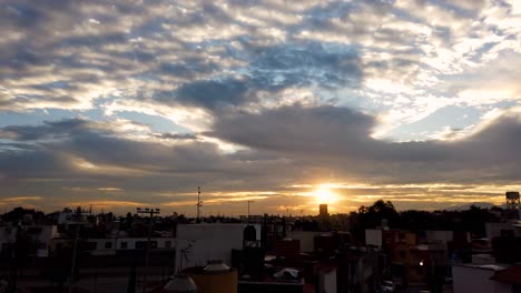 fotografía del amanecer el 2 de enero de 2024 en el área metropolitana de la ciudad de méxico