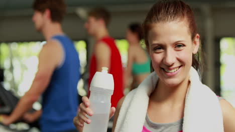 Mujer-En-Forma-Bebiendo-De-Una-Botella-De-Agua.