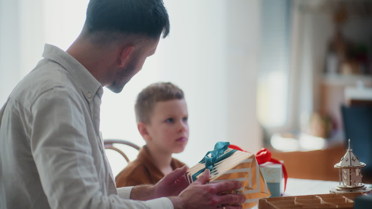 cerca de las manos sosteniendo bolas de navidad