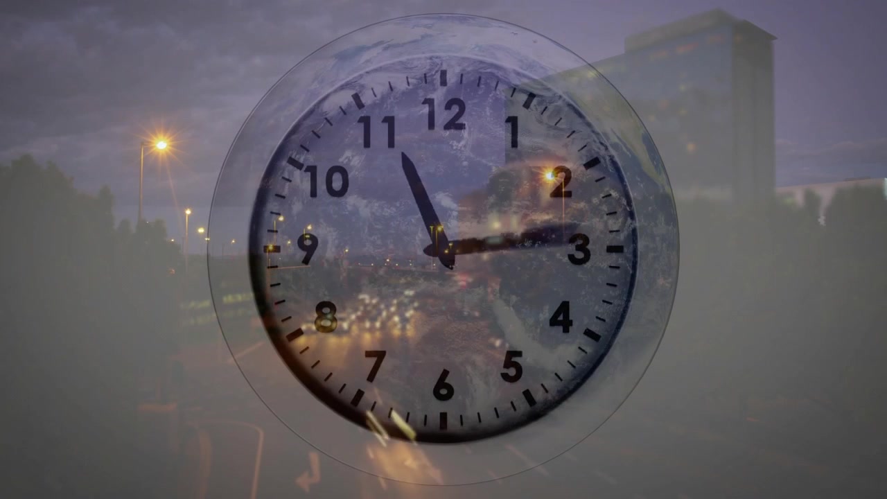 Superposición de reloj transparente apareciendo, manecillas girando y saltando sobre una autopista, mostrando un lapso de tiempo.
