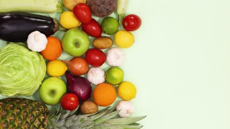 diseño creativo hecho de frutas y verduras frescas y orgánicas aparecen en la mesa.