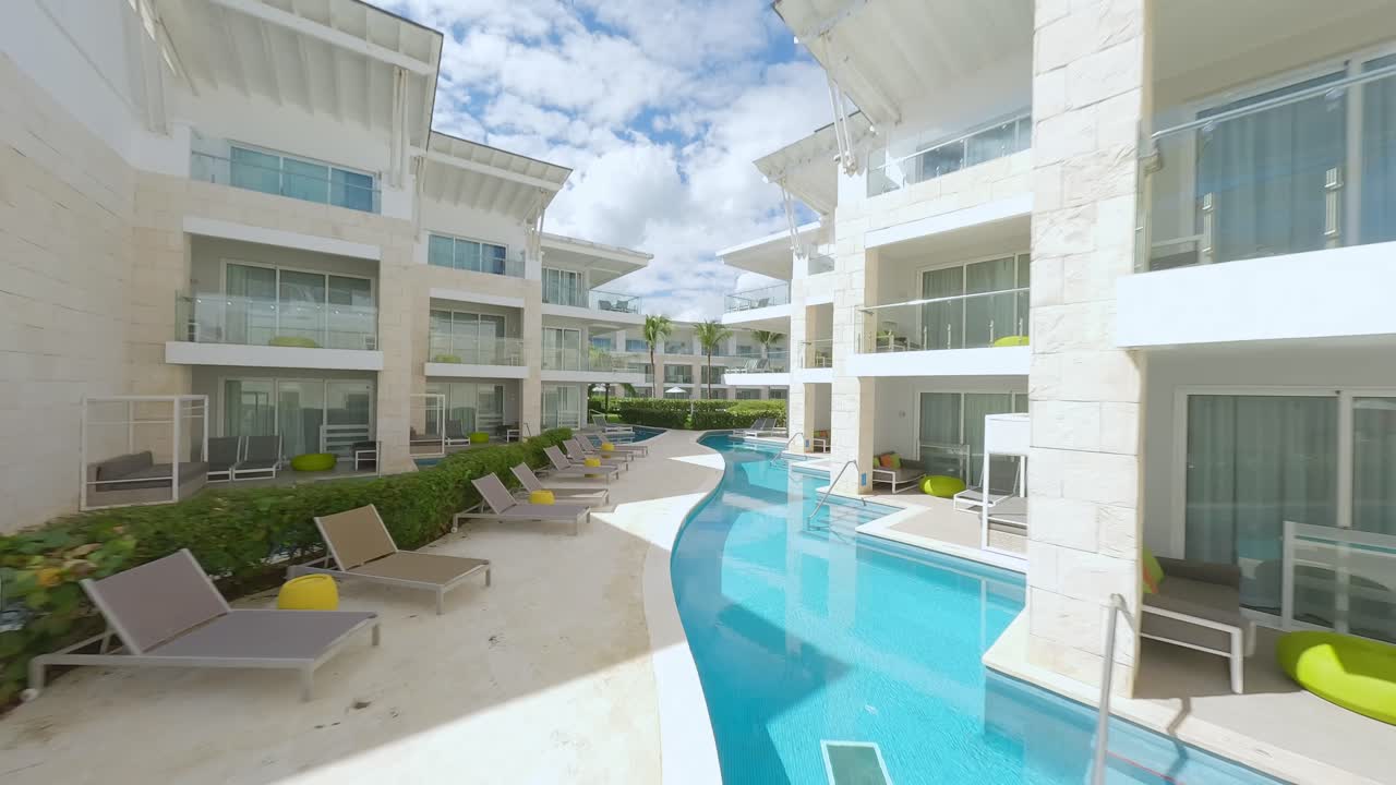 vuelo de drones entre apartamentos de hoteles de lujo en un complejo con piscina privada - nickelodeon resort, punta cana, república dominicana