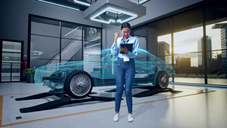 mujer celebrando un exitoso diseño de coche