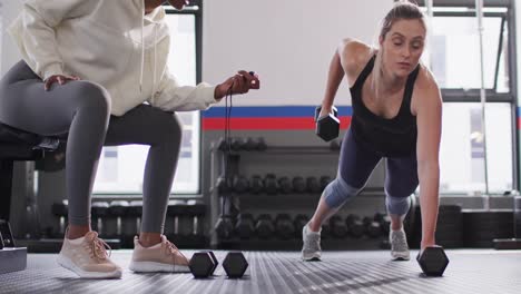 video de diversas mujeres entrenadoras de acondicionamiento físico tiempo determinada mujer levantando pesas trabajando en el gimnasio