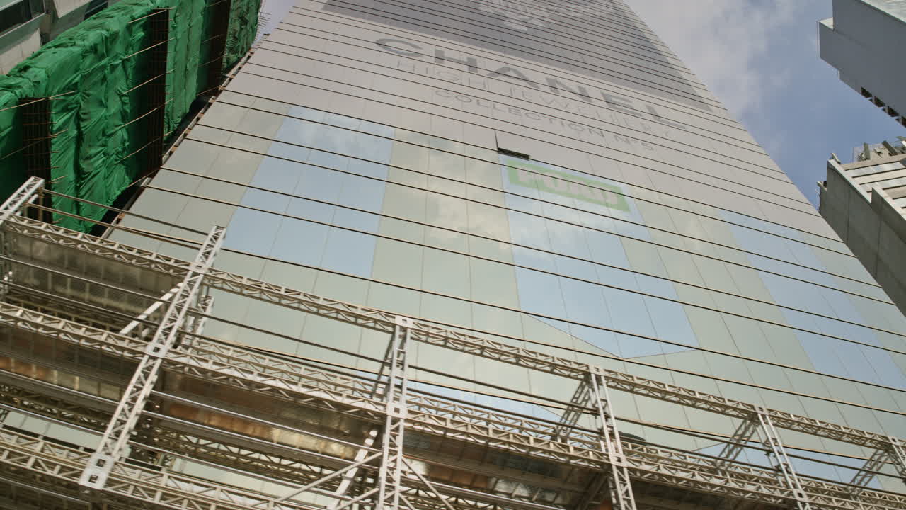 Panoramica dal basso di moderni grattacieli cittadini e cantiere edile