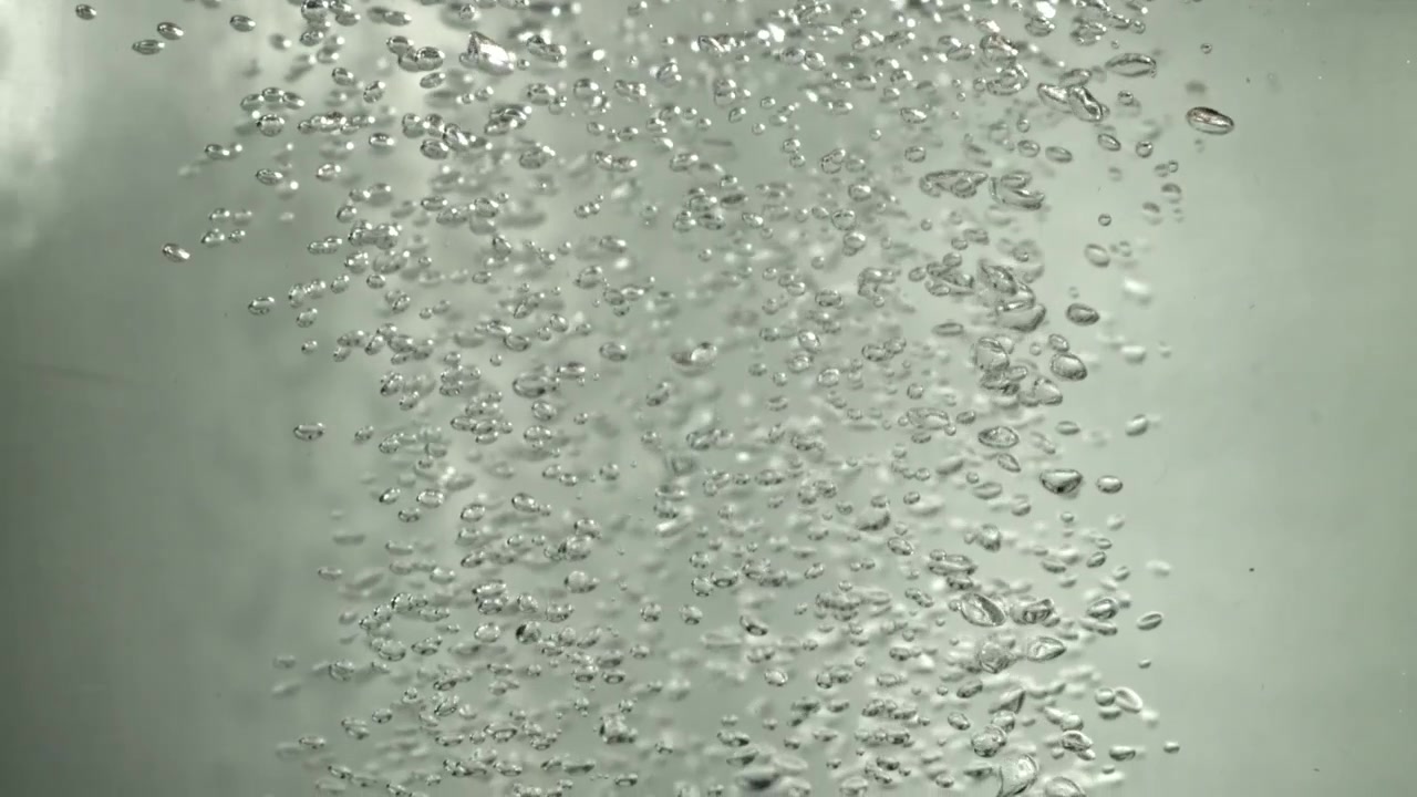 Bolle chiare e scintillanti che salgono nell'acqua