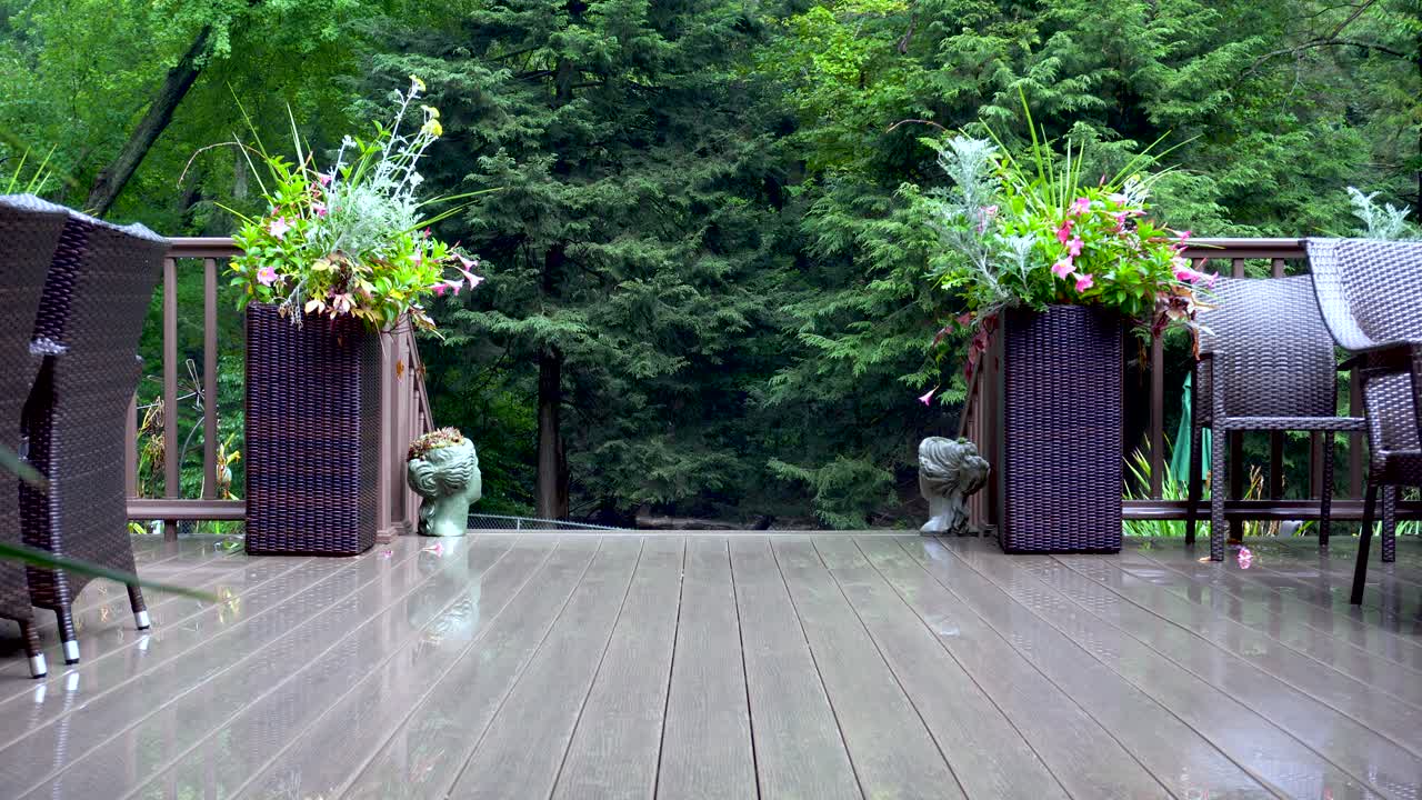 vista de un bosque frondoso desde una hermosa terraza con una mirada fría