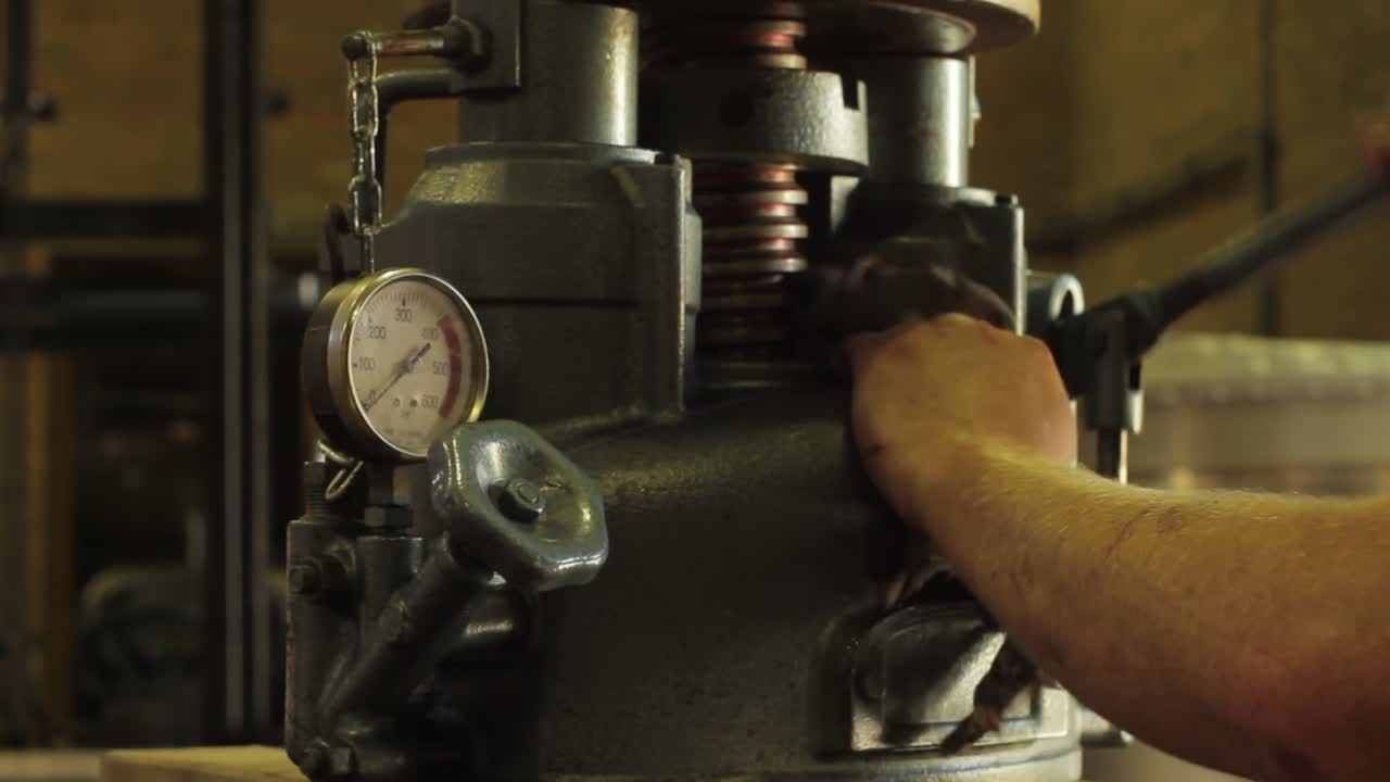 와인 지하실에서 포도를 압축하는 와인 프레스