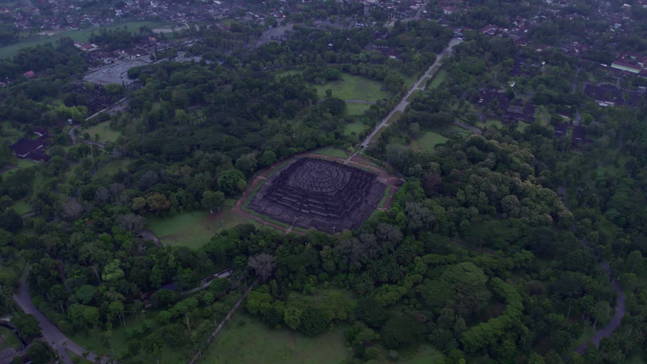 Le antiche guglie di Borobudur all'alba