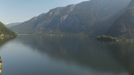 vista aérea del lago hallstatt rodeado de montañas alpinas en austria