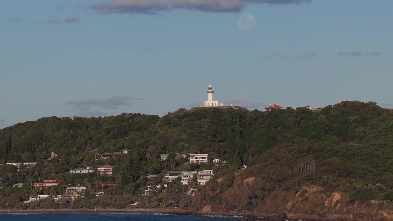 Phare de Cape Byron avec le front de mer de Wategos à Byron Bay, Nouvelle-Galles du Sud, Australie. Vue aérienne