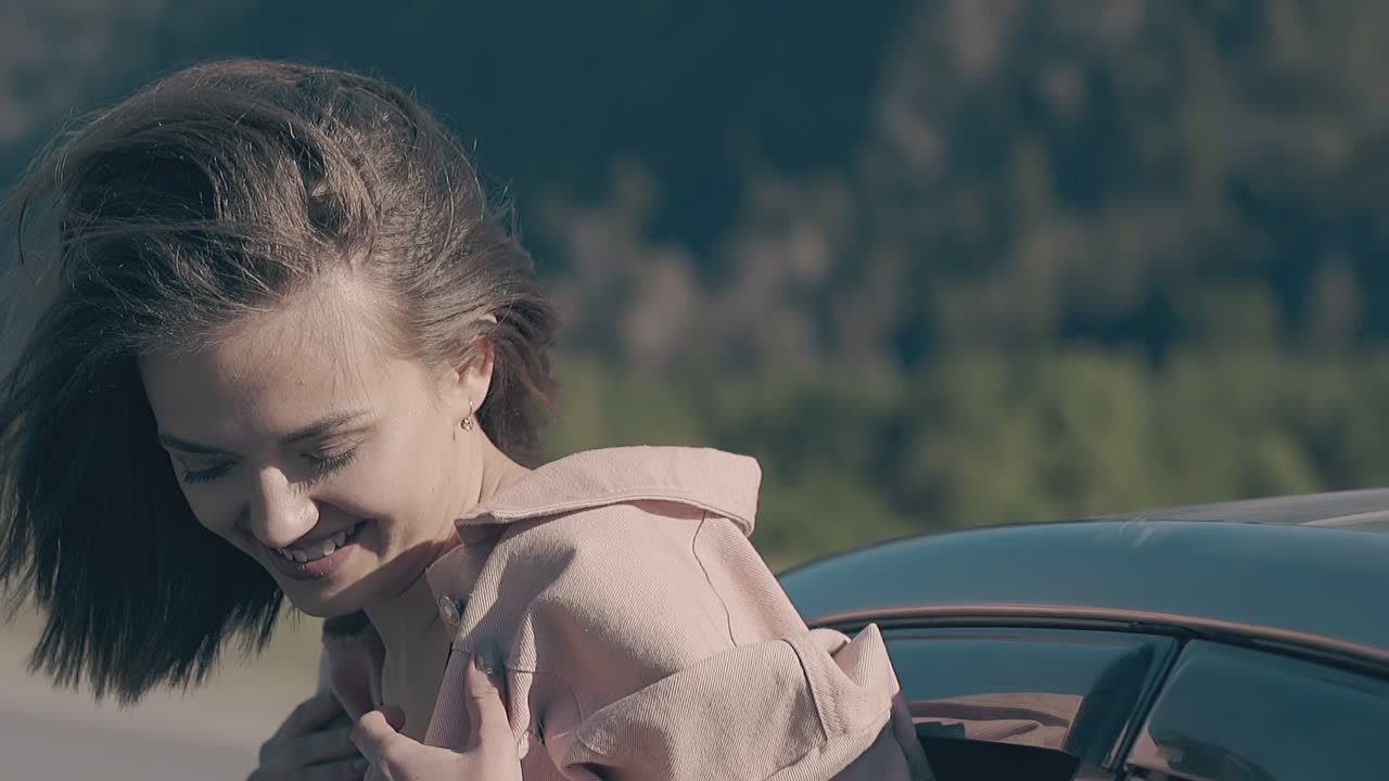 예쁜 행복한 웃는 여자가 속도를 높이는 차에서 즐거움을 얻습니다.